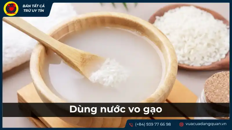 Bát nước vo gạo và gạo, minh họa việc sử dụng nước vo gạo để sơ chế cá mú.