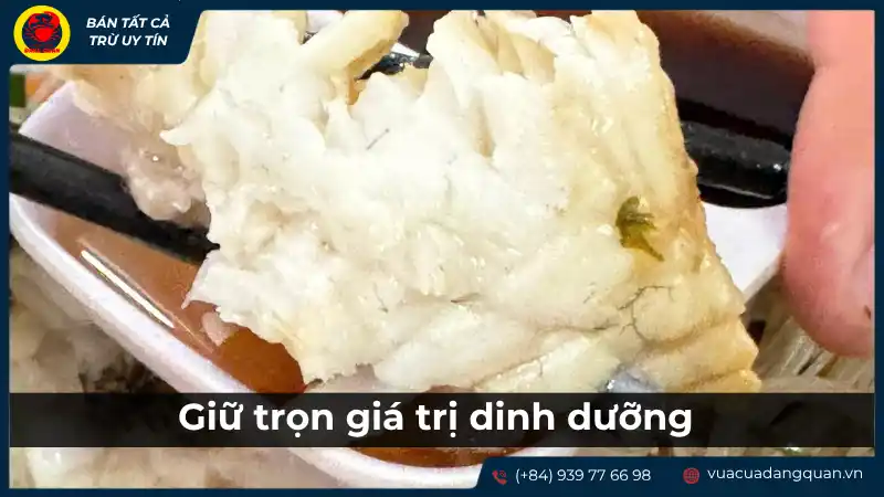 Phi lê cá mú tươi được đặt trên một bề mặt, có thể là khay đá hoặc vật liệu giữ lạnh, minh họa cách giữ trọn giá trị dinh dưỡng của cá.