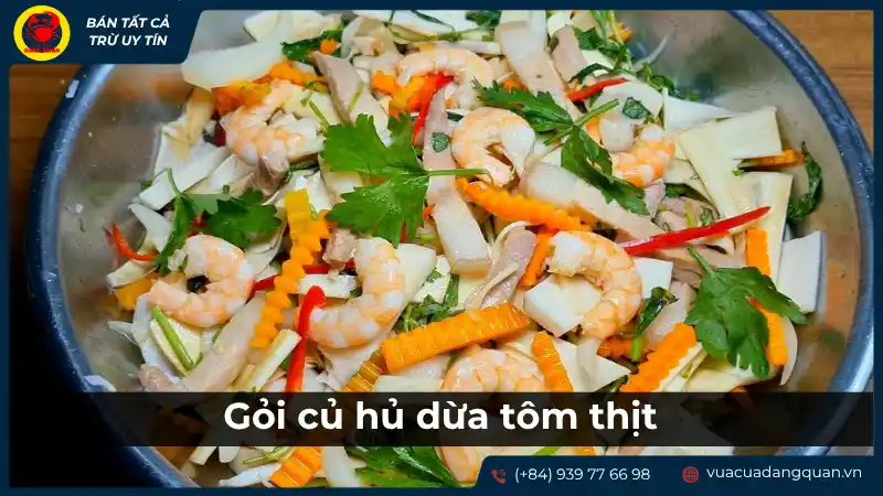 Đĩa gỏi củ hủ dừa tôm thịt tươi ngon, đầy màu sắc, trộn đều với rau thơm và gia vị