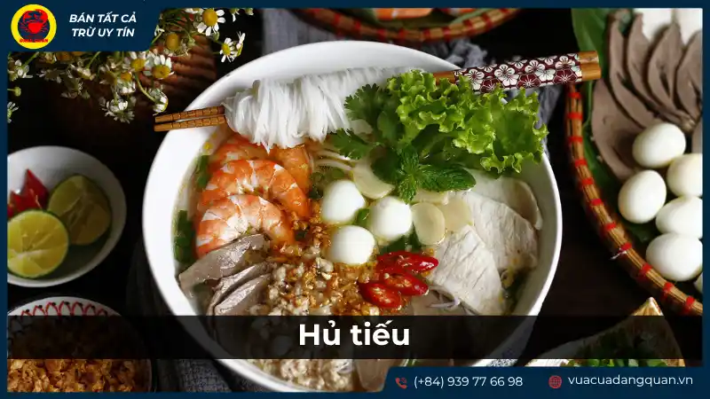 Tô hủ tiếu đầy ắp tôm, thịt, chả cá và rau sống, nước dùng trong veo hấp dẫn