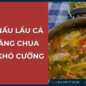 Nồi lẩu cá mú măng chua đang sôi, với những miếng cá và măng cùng các loại rau củ, gợi cảm giác hấp dẫn và ngon miệng.