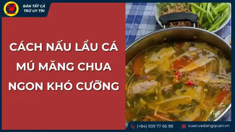 Nồi lẩu cá mú măng chua đang sôi, với những miếng cá và măng cùng các loại rau củ, gợi cảm giác hấp dẫn và ngon miệng.