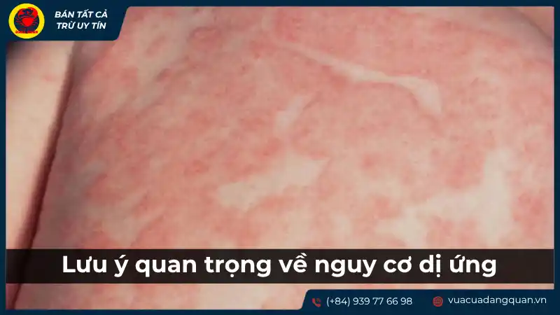 Làn da bị nổi mẩn đỏ, có thể là dấu hiệu dị ứng, cảnh báo về nguy cơ dị ứng khi cho bé ăn cháo cá mú.