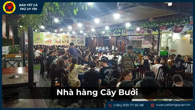 Quang cảnh đông đúc, nhộn nhịp tại Nhà hàng Cây Bưởi về đêm