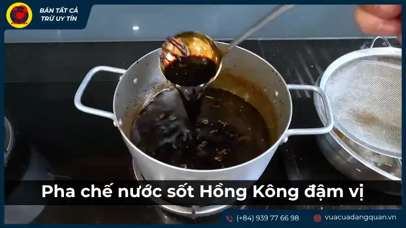 Nước sốt Hồng Kông đậm đà đang được pha chế hoặc đun nóng trong nồi, chuẩn bị cho món cá mú hấp.