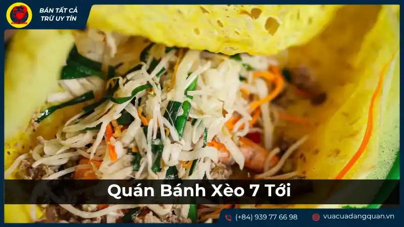Bánh xèo vàng giòn, ăn kèm rau sống và nước chấm tại Quán Bánh Xèo 7 Tới