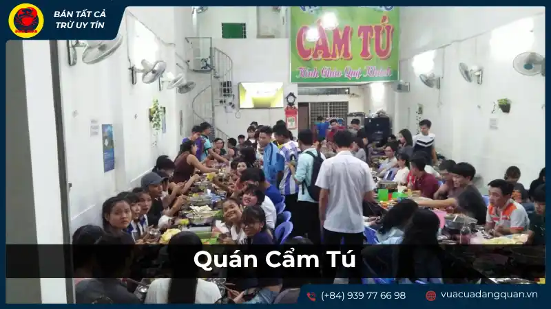 Không gian ấm cúng, đông đúc khách hàng tại Quán Cẩm Tú