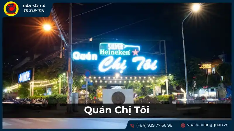 Bảng hiệu quán Chí Tôi sáng đèn vào buổi tối, thu hút khách hàng