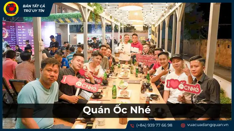 Không gian quán Ốc Nhé với nhiều khách hàng đang thưởng thức các món ốc