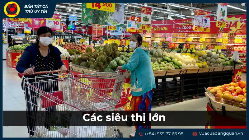 Quang cảnh siêu thị với các quầy hàng thực phẩm tươi sống, có thể bao gồm cá, minh họa địa điểm mua cá mú trong siêu thị.