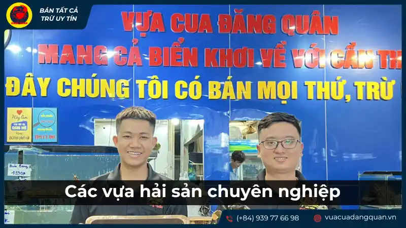 Hai người đàn ông đang ngồi trước màn hình với tiêu đề "Cần gì, chúng tôi có bán như thế đó", gợi ý về một vựa hải sản chuyên nghiệp.