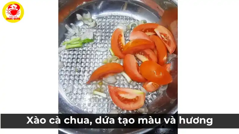 Xào cà chua, dứa tạo màu và hương cho canh chua cá chép