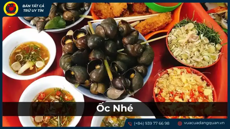 Bàn tiệc với các món ốc và hải sản hấp dẫn tại quán Ốc Nhé