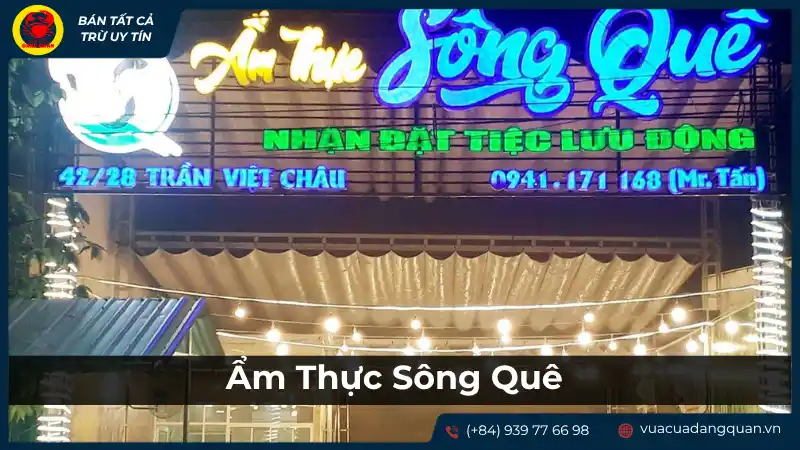 Quán Ẩm Thực Sông Quê với ánh đèn lung linh và không gian ấm cúng