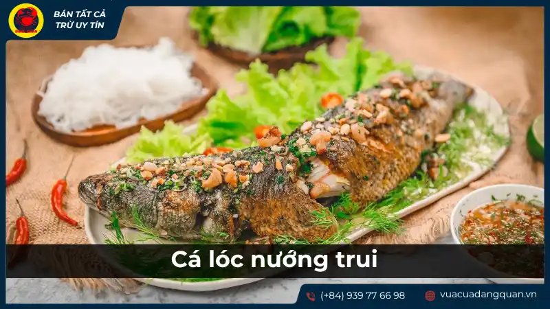 Cá lóc nướng trui thơm lừng trên xiên tre, ăn kèm rau sống và nước chấm