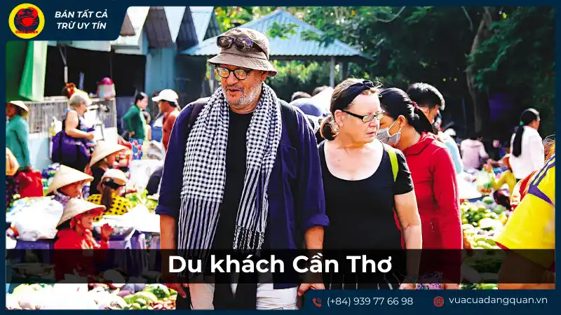 Cặp đôi du khách vui vẻ khám phá các khu du lịch nổi tiếng tại Cần Thơ