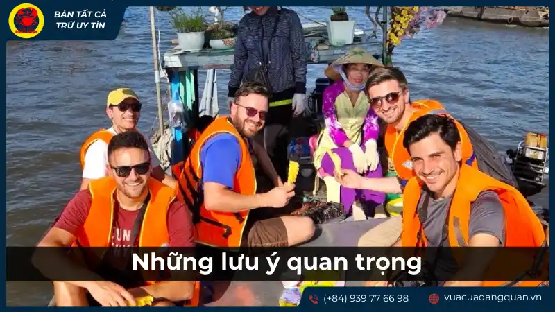 Du khách vui vẻ tuân thủ an toàn, mặc áo phao khi đi thuyền trên sông
