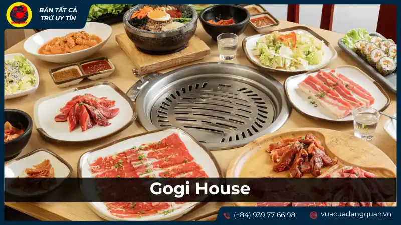 Bàn tiệc nướng Hàn Quốc đầy ắp thịt và panchan tại Gogi House