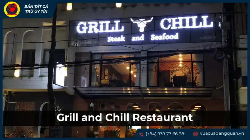 Mặt tiền nhà hàng Grill and Chill với ánh đèn lung linh vào buổi tối