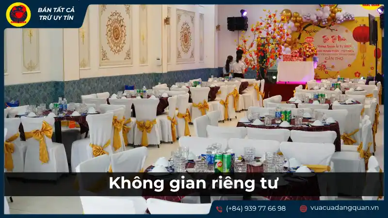 Không gian nhà hàng sang trọng với nhiều chai rượu và nội thất hiện đại