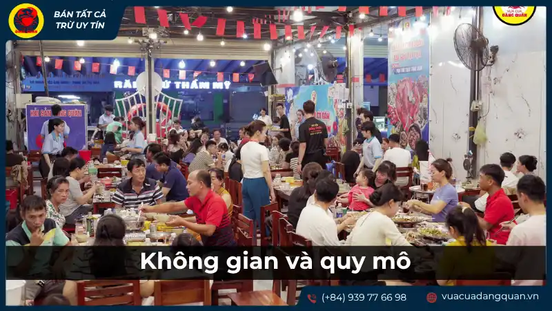 Không gian tiệc rộng rãi, đông đúc khách hàng với các món ăn hấp dẫn