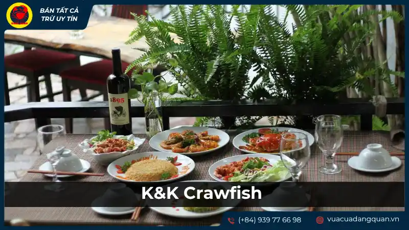 Bàn tiệc hải sản tươi ngon với crawfish và các món ăn hấp dẫn tại K&K Crawfish, một địa điểm đặt tiệc sinh nhật ở Cần Thơ