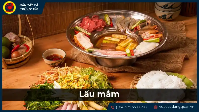 Nồi lẩu mắm nóng hổi với cá, tôm, mực và các loại rau tươi