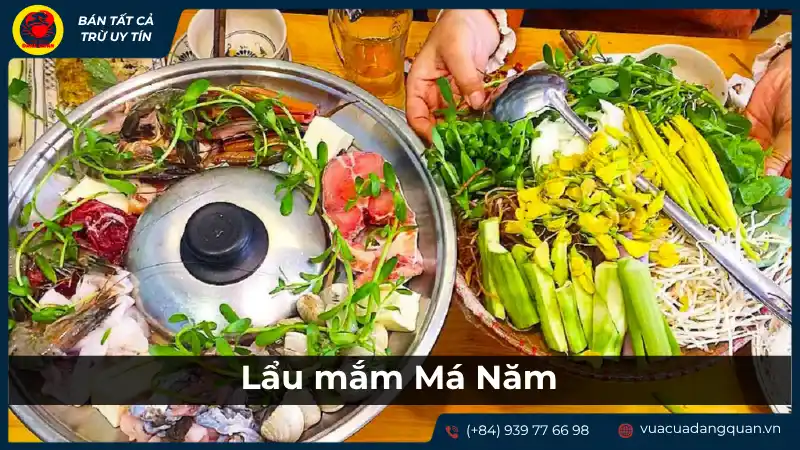 Nồi lẩu mắm Má Năm với nước lẩu đậm đà và các loại rau sống, hải sản tươi ngon