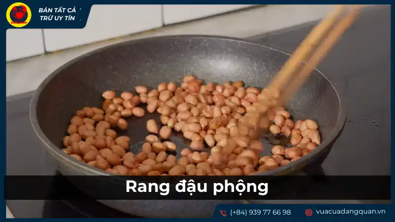 Rang đậu phộng để chuẩn bị cho món sò dương nướng mỡ hành