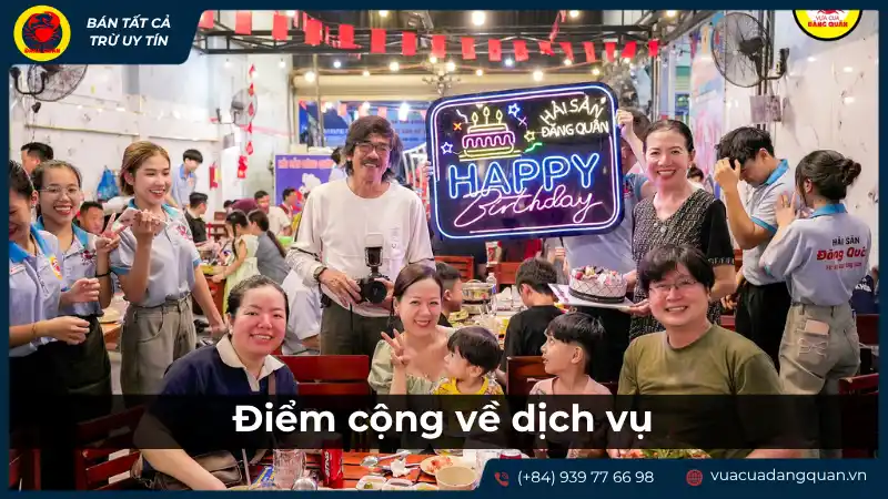 Đám đông khách hàng đang thưởng thức bữa ăn, gợi ý về sự đa dạng của thực đơn và dịch vụ