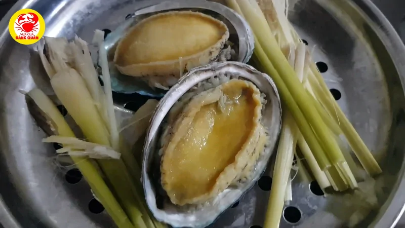 Hấp bào ngư và luộc rau