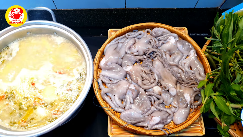 Hoàn thành món bạch tuộc nhúng mẻ