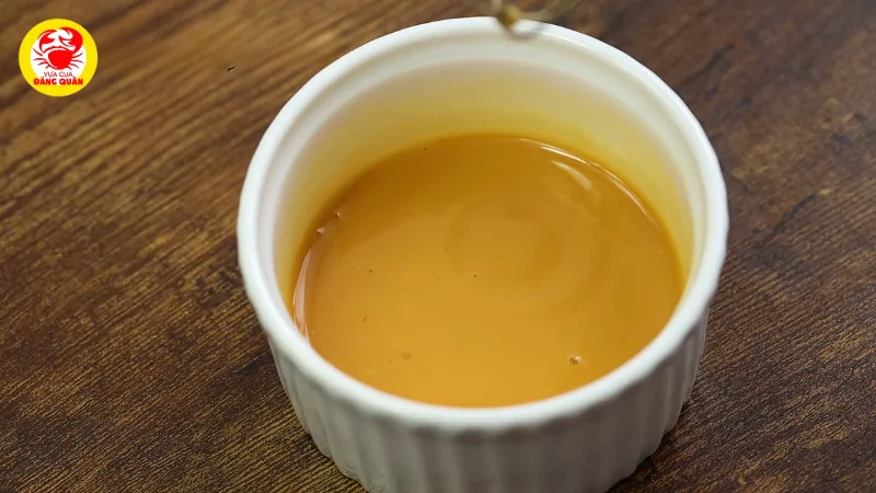 Chuẩn bị hỗn hợp quét mặt bánh