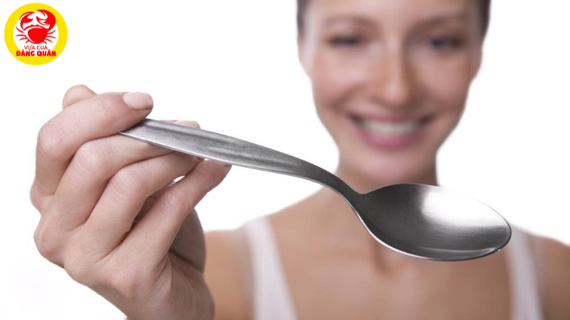 Ngâm sò huyết với kim loại Ngâm sò huyết với kim loại