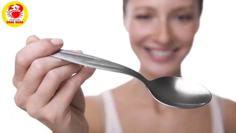 Ngâm sò huyết với kim loại