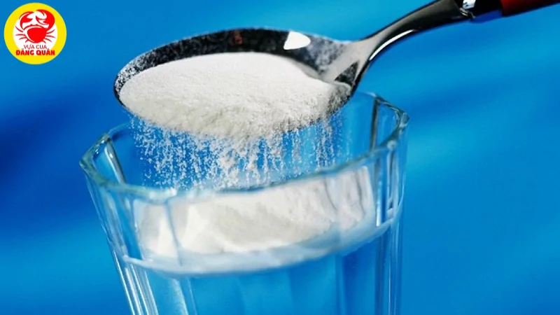 Ngâm sò huyết với muối