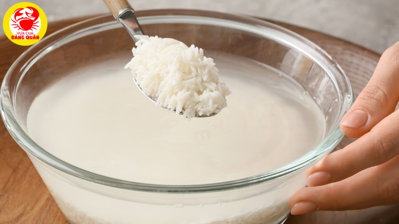 Nước vo gạo làm sạch sò huyết Nước vo gạo làm sạch sò huyết