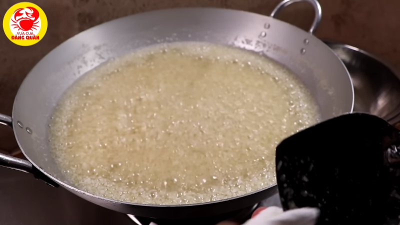 Phi tỏi trên chảo