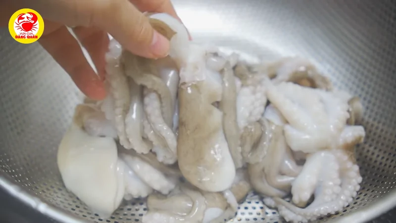Rửa sạch lại và cắt bạch tuộc