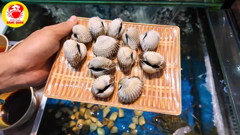 Sò huyết sơ chế để hấp bia