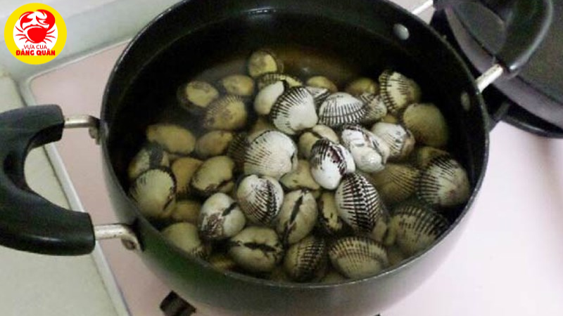 Sơ chế sò huyết ngâm trong nước vo gạo