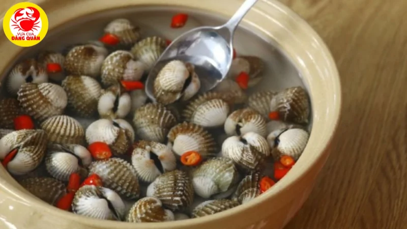 Sò huyết sơ chế để hấp