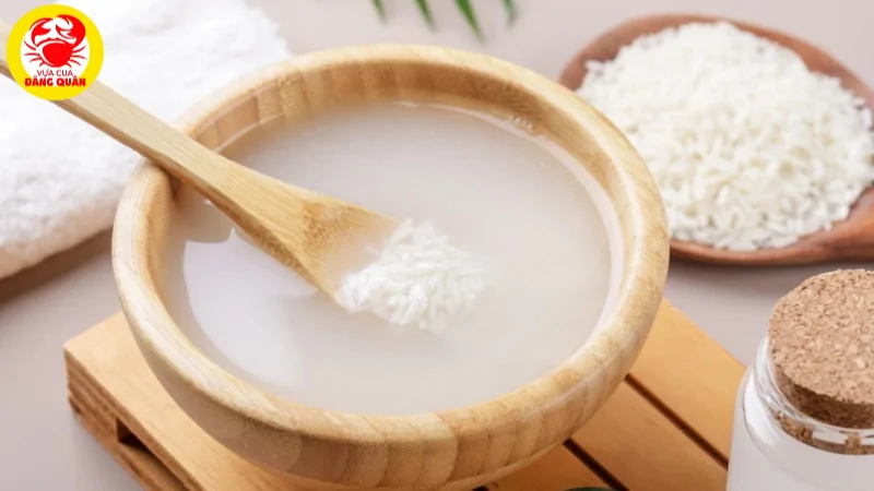 Nước vo gạo để sơ chế sò huyết