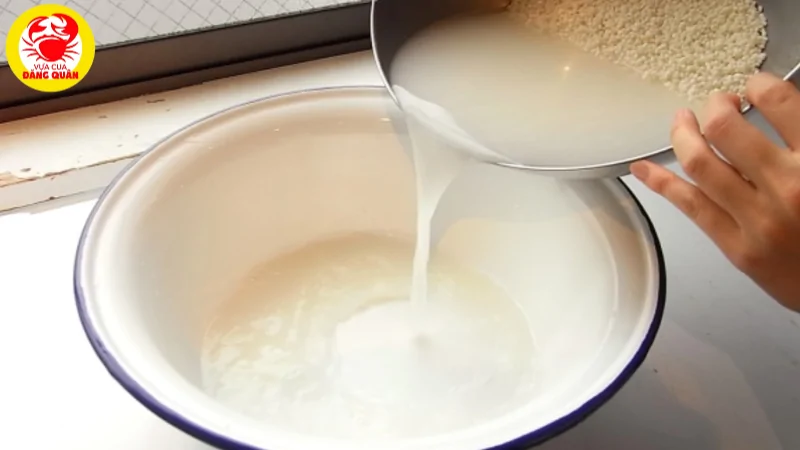 Nước vo gạo sơ chế sò huyết
