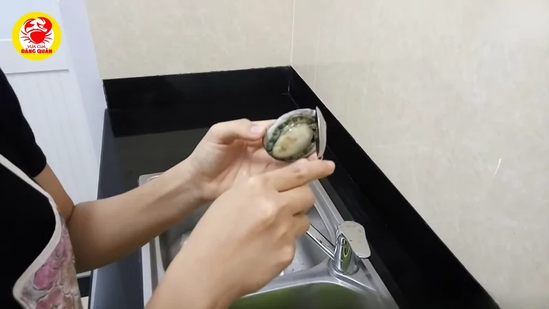 Tách thịt ra khỏi vỏ