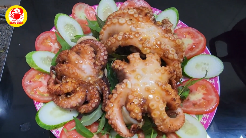 Thưởng thức bạch tuộc nướng muối ớt đúng điệu