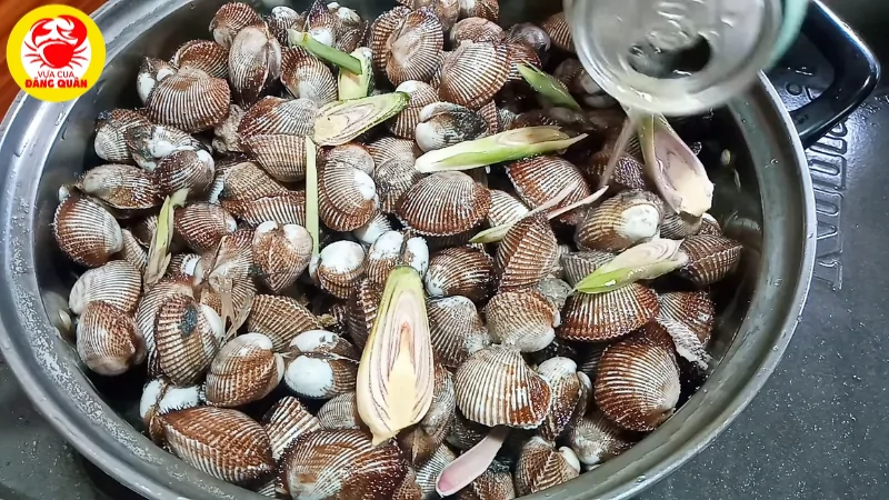 Hấp sò huyết với bia