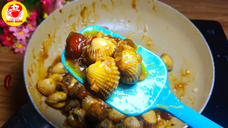 Sò huyết đang được rang với sốt me Sò huyết đang được rang với sốt me