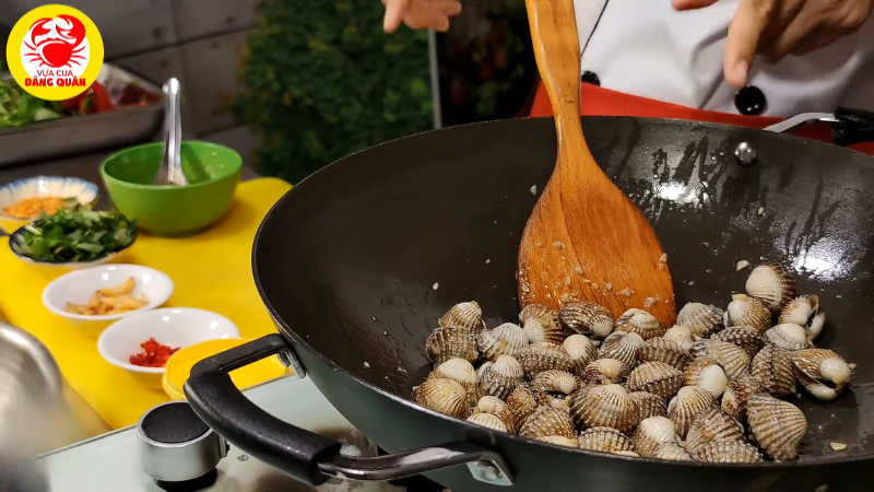Sò huyết đang được xào trên chảo