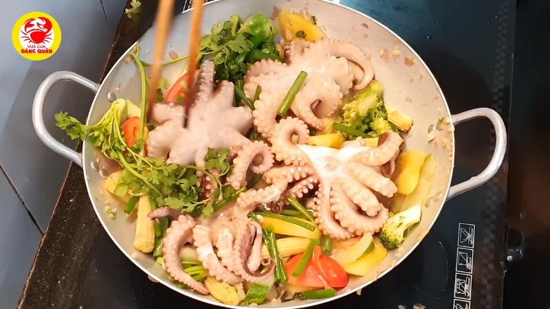 Xào bạch tuộc và rau củ